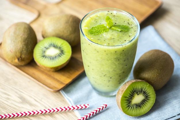 Healthy kiwi smoothie summer recipe