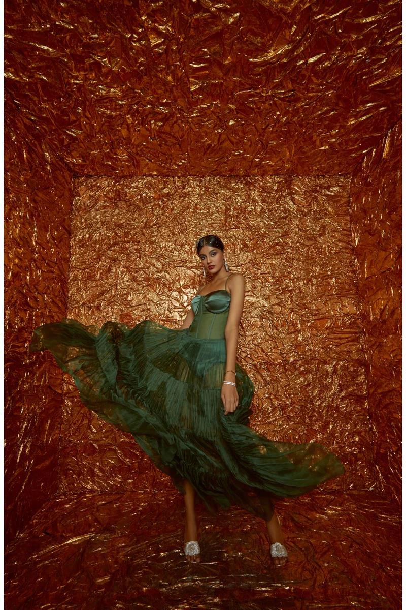 Dress Like Royalty With These Bridgerton-Inspired Outfits-Image 4-3